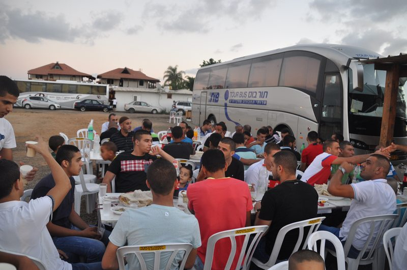 بالصور: افطار جماعي في بيت الحاج عبد الكريم أبو سرحان بمدينة اللد